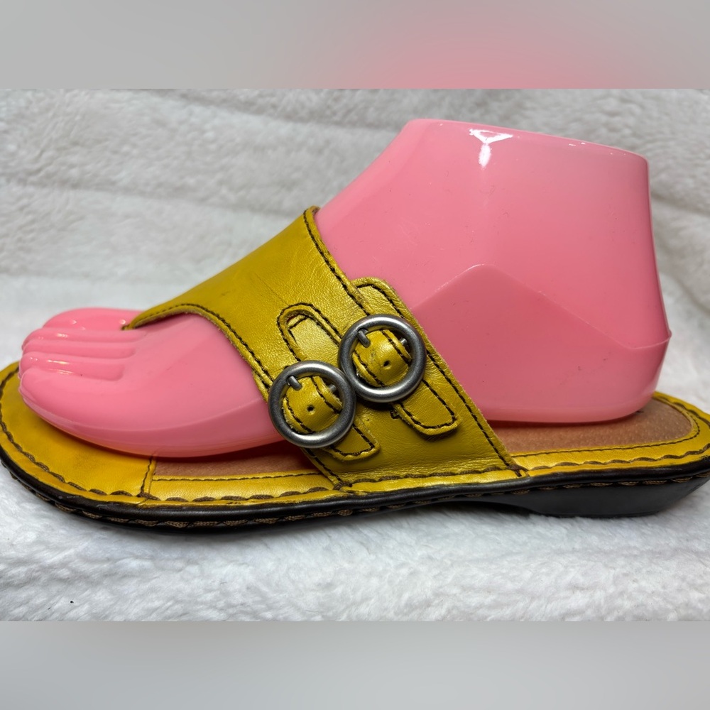 Born Women's Kellen Leather Yellow Buckle Sandals Sz 8 Excellent Condition - Picture 8 of 10